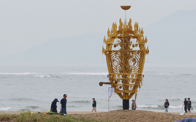 2025 바다미술제에 작품이 설치돼 관람객을 기다리고 있다. 17개국 38명의 작가가 참여하는 이번 미술제는 지난달 27일 시작해 이달 11월 2일까지 열린다. 다대포해수욕장에서 열리는 것은 6년 만이다. ‘김상돈, 알 그리고 등대’. 정종회 기자 jjh@