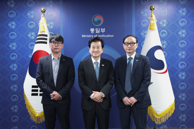 정동영 통일부 장관이 추석 명절을 앞두고 24일 서울 종로구 정부서울청사 장관실에서 북한 내 억류자 김정욱 선교사의 형 정삼씨와 억류자 최춘길 선교사의 아들 진영씨를 만나 기념 촬영하고 있다. 연합뉴스