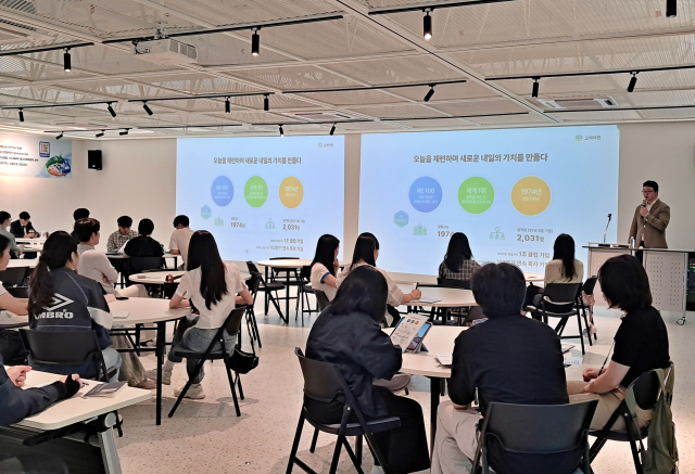 고려아연 인사관계자들이 대학교 기업설명회 현장에서 회사 비전을 설명하고 있다. 고려아연 제공