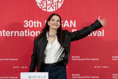 프랑스 배우 줄리엣 비노쉬가 25일 오후 부산 해운대구 영화의전당 비프힐에서 열린 기자간담회에 참석해 포즈를 취하고 있다. 이지원 인턴기자