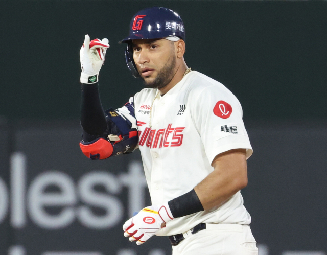 롯데 자이언츠 레이예스가 지난 7월 1일 부산 사직야구장에서 열린 2025 프로야구 LG 트윈스전에서 8회 말 1타점 좌중간 2루타를 친 뒤 인사하고 있다. 연합뉴스