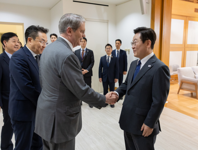 이재명 대통령과 스콧 베선트 미국 재무장관이 24일(현지시간) 미국 뉴욕 주유엔대한민국대표부에서 면담에 앞서 악수하고 있다. [공동취재] 연합뉴스