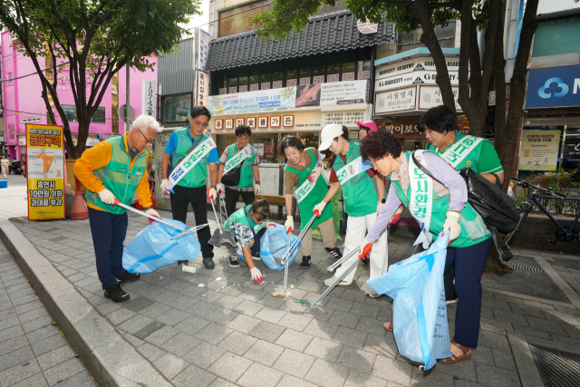 부산 부산진구청이 지난 22일 오후 서면 일대에서 부산시, 유관 단체와 함께 대한민국 새단장 캠페인을 벌여 환경 정비를 실시했다. 부산진구청 제공