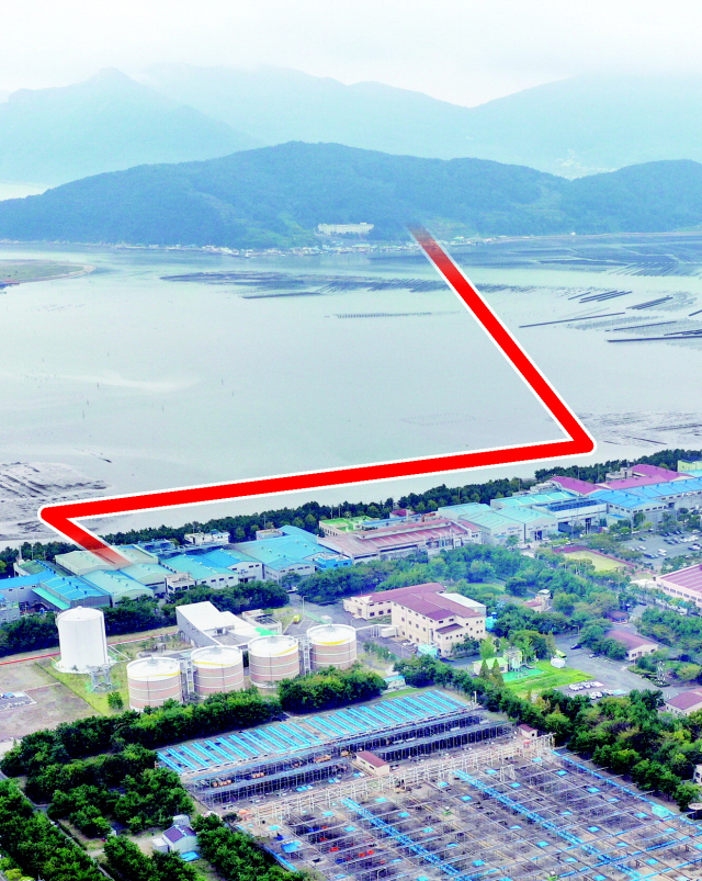 부산 강서구 녹산하수처리장 일대 전경. 빨간색 선은 방류관 위치. 정종회 기자 jjh@