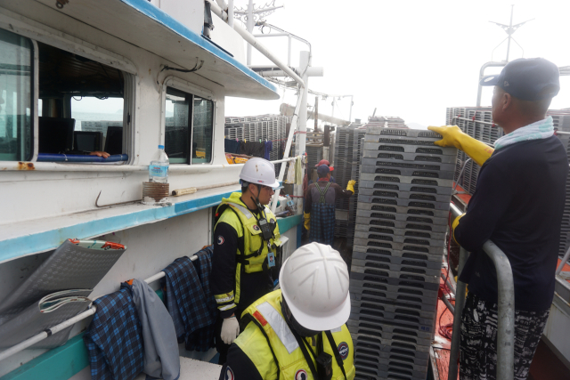 연근해 어선 승선조사를 통한 불법어획물 포획여부 점검 현장. 해수부 제공