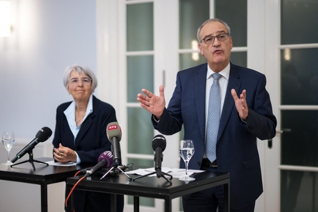 지난 22일 스위스 베른에서 열린 스위스 제약 경영진과 스위스 정부 간의 미국 관세 관련 회의 후 가이 파르멜린 스위스 경제부 장관(오른쪽)이 기자들과 대화하고 있다. 연합뉴스