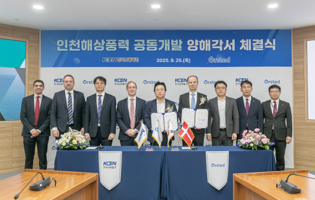 지난 25일 한국남동발전 경남 진주 본사에서 남동발전과 덴마크 오스테드가 인천해상풍력 개발을 위한 MOU를 체결했다(가운데 강기윤 남동발전 사장). 남동발전 제공