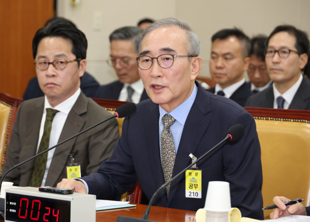 김영섭 KT 대표이사(오른쪽)가 지난 24일 국회 과학기술정보방송통신위원회에서 열린 통신·금융 대규모 해킹사고에 대한 청문회에서 위원 질의에 답하고 있다. 왼쪽은 조좌진 롯데카드 대표이사. 연합뉴스