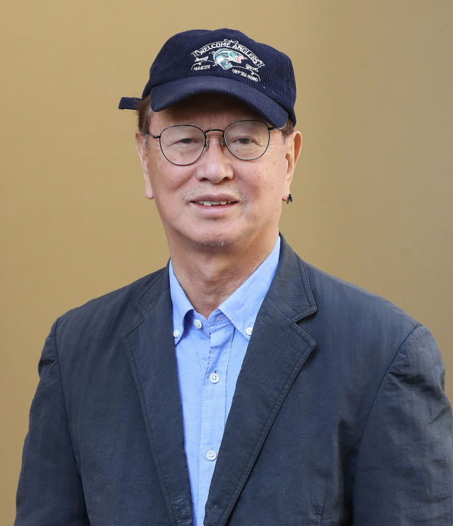 '개그계 대부'로 불리던 코미디언 전유성이 25일 별세했다. 향년 76세. 대한민국방송코미디언협회에 따르면 전유성은 폐기흉 증세가 악화하면서 이날 오후 9시 5분께 세상을 떠났다. 빈소는 서울아산병원에 마련될 예정이다. 사진은 지난 2019년 4월 연합뉴스와 인터뷰하며 포즈 취하는 전유성 모습. 연합뉴스