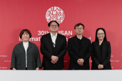 부산국제영화제 박광수 이사장(왼쪽에서 두번째)이 26일 오전 부산 해운대구 영화의전당에서 열린 결산 기자회견에 참석해 포즈를 취하고 있다. 이지원 인턴기자