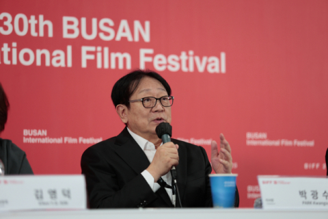 부산국제영화제 박광수 이사장이 26일 오전 부산 해운대구 영화의전당에서 열린 결산 기자회견에 참석해 질문에 답하고 있다. 이지원 인턴기자