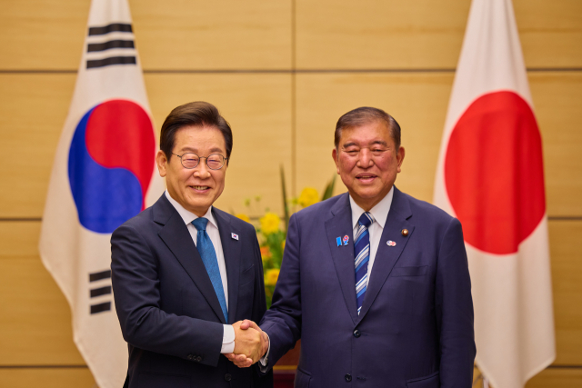 1박2일 일정으로 일본을 방문한 이재명 대통령이 23일 일본 도쿄 총리 관저에서 이시바 시게루 일본 총리와 한일 정상 소인수회담을 하며 악수하고 있다. 연합뉴스