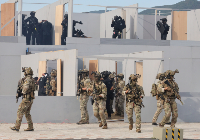 26일 경주 한국원자력연구원 양성자과학연구단에서 열린 2025년 국가 대테러종합훈련에서 인질 테러 대응 훈련이 진행되고 있다. 연합뉴스