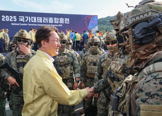 김민석 국무총리가 26일 경주 한국원자력연구원 양성자과학연구단에서 열린 2025년 국가 대테러종합훈련을 참관한 뒤 훈련요원과 악수하고 있다. 연합뉴스