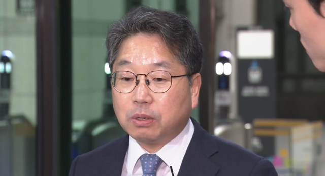 노만석 검찰총장 직무대행이 26일 서울 서초구 대검찰청 앞에서 정부조직법 수정안의 국회 본회의 통과 관련 입장을 밝히고 있다. 이재명 정부의 첫 정부조직 개편 방향을 담은 정부조직법 개정안은 검찰청을 폐지하고 중대범죄수사청과 공소청을 신설해 검찰의 수사·기소 기능을 분리하는 내용을 담고 있다. 연합뉴스