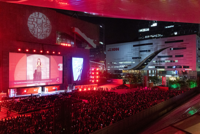 제30회 부산국제영화제가 열흘간의 항해를 마치고 26일 폐막했다. 이지원 인턴기자
