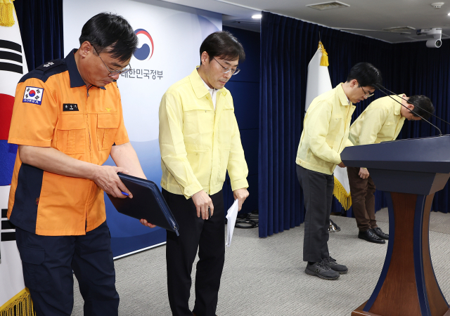 27일 오전 서울 종로구 정부서울청사 브리핑실에서 열린 '국가정보자원관리원 정부 서비스 장애 관련 브리핑'에서 김민재 행정안전부 차관을 비롯한 참석자들이 인사하고 있다. 왼쪽부터 윤상기 소방청 장비기술국장, 이용석 행정안전부 디지털정부혁신실장, 김 차관, 이재용 국가정보자원관리원장. 연합뉴스