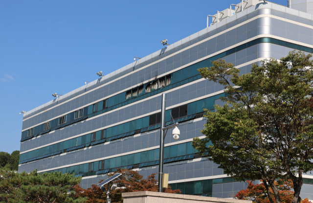 27일 대전 유성구 국가정보자원관리원 5층 전산실 창문이 리튬이온 배터리 폭발 화재로 불에 타 있다. 연합뉴스