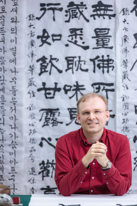 바실리엡 콘스탄틴 씨는 아침 일찍 일어나 한자를 익히고 출근해서 업무를 마친 후에는 다시 붓글씨를 쓰는 일상을 오랫동안 해 오고 있다. 손호남 포토그래퍼 제공