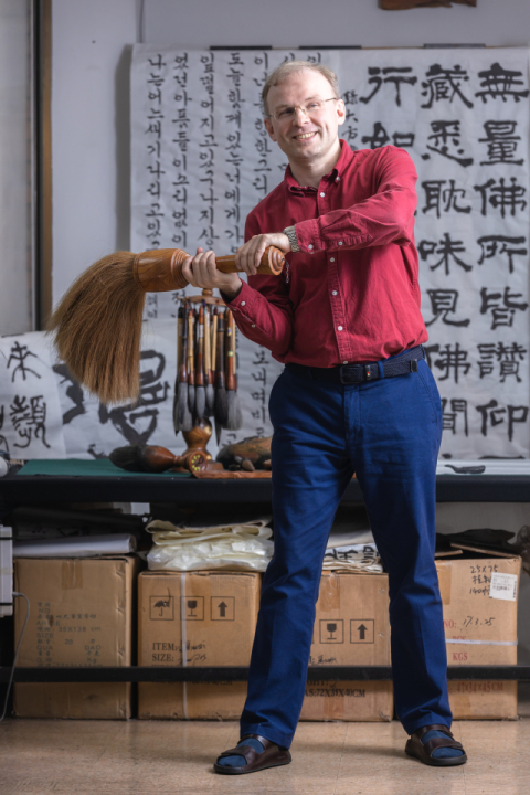 서예에 진심인 바실리엡 콘스탄틴 씨가 큰 붓을 들어 보이고 있다. 손호남 포토그래퍼 제공