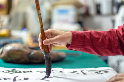 바실리엡 콘스탄틴 씨가 붓글씨를 쓰고 있다. 손호남 포토그래퍼 제공