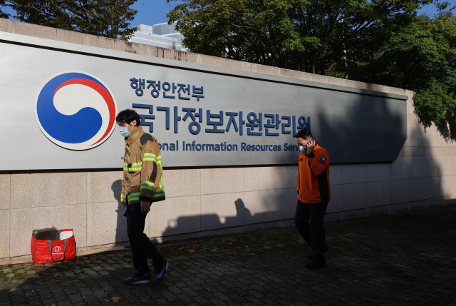 27일 대전 유성구 국가정보자원관리원 인근에서 현장 통제가 이뤄지고 있다. 전날 오후 8시 20분께 전산실에서 리튬이온 배터리 폭발로 화재가 발생했다. 소방당국은 9시간 50분 만인 이날 오전 6시 30분께 초진 완료했다. 연합뉴스