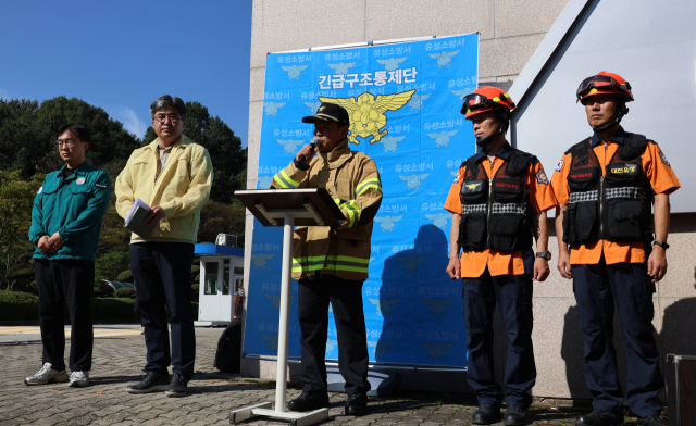 김기선(가운데) 대전 유성구 긴급구조통제단장이 27일 대전 국가정보자원관리원 화재현장에서 언론 브리핑을 하고 있다. 연합뉴스