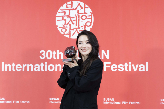 지난 26일 오후 부산 해운대구 영화의전당 야외무대에서 열린 제30회 부산국제영화제 폐막식에서 '소녀'로 경쟁부문 '부산 어워드' 감독상을 받은 서기가 기자회견에 앞서 트로피를 들고 사진촬영에 임하고 있다. 정성운 인턴기자