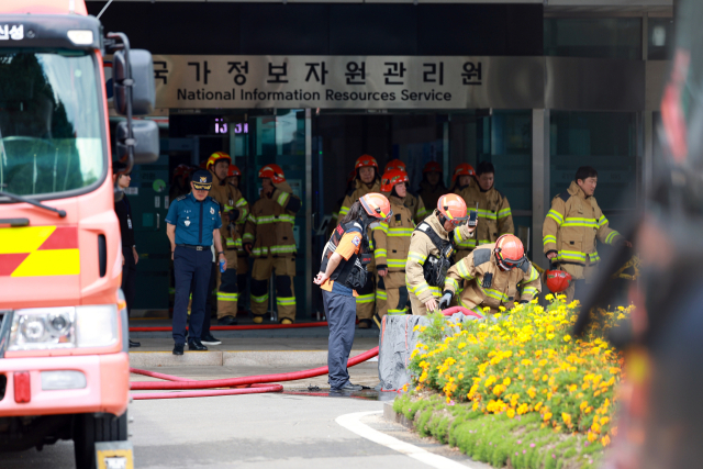27일 대전 유성구 국가정보자원관리원(국정자원)에서 소방대원이 불에 탄 배터리를 살피고 있다. 전날 정부 전산시스템이 있는 국정자원에서 무정전·전원 장치용 리튬이온 배터리 화재가 발생해 정부 전산 서비스가 대규모로 마비됐다. 연합뉴스