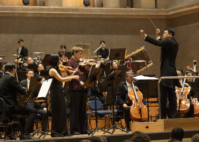 부산시향이 지난 25일(현지 시간) 독일 뮌헨 헤라클레스홀에서 열린 ‘뮌헨 BR 무지카 비바’ 개막공연에서 재독 작곡가 박영희의 '높고 깊은 빛'을 바이올린 강별, 비올라 닐스 묀케마이어과 협연하고 있다. BR musica viva, Astrid Ackermann 제공