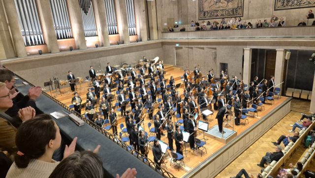 부산시향이 지난 25일(현지 시간) 독일 뮌헨 헤라클레스홀에서 열린 ‘뮌헨 BR 무지카 비바’ 개막공연을 마치고 관객들에게 인사하고 있다. 박석호 기자