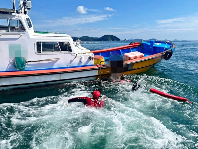 통영시 산양읍 이끼섬 인근 해상에서 50대 여성 잠수사가 조업 후 잠수병 증세를 보여 육지 병원으로 긴급 이송됐지만 숨졌다. 해경 구조대가 바다에 빠진 잠수사를 구조하고 있다. 통영해양경찰서 제공