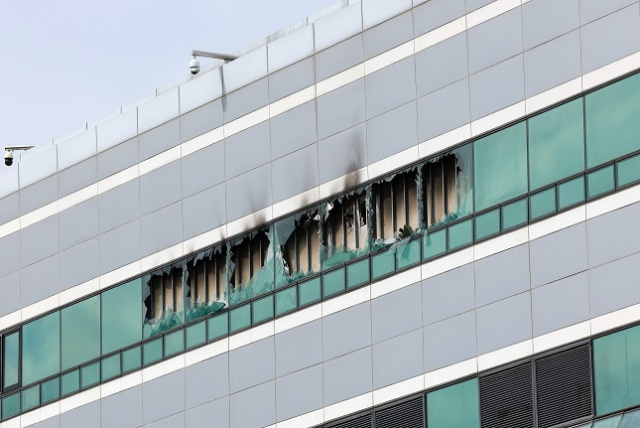 27일 대전 유성구 국가정보자원관리원(국정자원) 전산실 창문이 화재로 깨져 있다. 정부 전산시스템이 있는 국정자원에서 무정전·전원 장치(UPS)용 리튬이온배터리 화재가 발생해 정부 전산 서비스가 대규모로 마비됐다. 연합뉴스