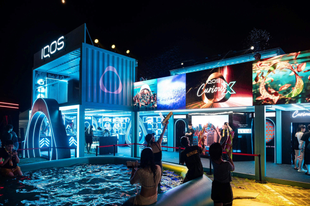 지난 8월 워터밤 2025에 마련된 아이코스 부스에서 참가자들이 다채로운 활동을 즐기고 있다. 한국필립모리스 제공
