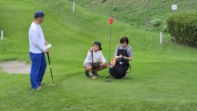 시마가 오토시 가족이 지난달 23일 와카야마현 기미노정 노카미후레아공원을 찾아 파크골프를 즐기고 있었다. 김태권 기자