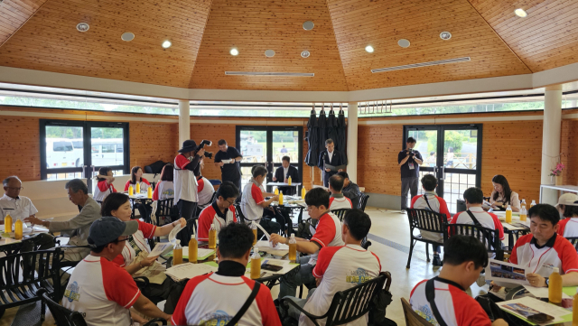 낙동강협의회가 지난달 23일 와카야마현 기미노정 노카미후레아이공원을 찾아 파크골프장 관계자와 대화를 나누고 있다. 김태권 기자