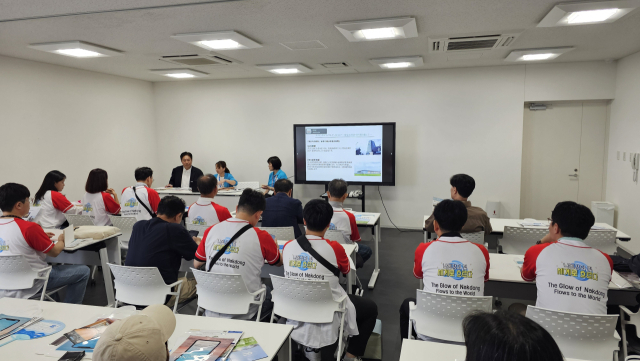 낙동강협의회가 지난달 24일 와카야마현 사라하마초 ‘오피스 클라우드 나인’에서 관계자와 워케이션 등에 대해 대화를 나누고 있다. 김태권 기자