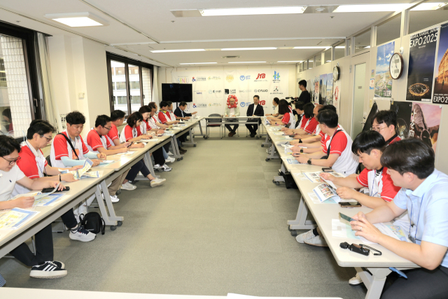 낙동강협의회가 지난달 22일 오사카관광국을 찾아 오사카를 방문한 외국인 관광객과 2030년 관광객 2000만 명 유치를 위해 추진 중인 사업 등을 청취한 뒤 글로벌 관광 교류를 논의하고 있다. 김태권 기자