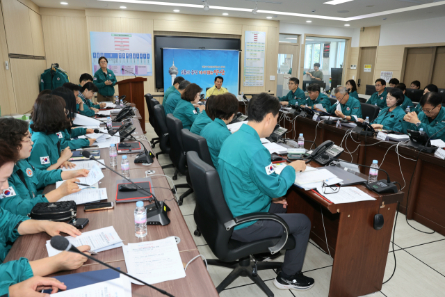 양산시는 27일 시청 재난안전대책본부 상황실에서 관리자 공무원 40여 명이 참석한 가운데 긴급 대책회의를 열어 국가정보시스템 중단에 따른 분야별 문제점과 피해 상황을 신속하게 파악하고 대응 방안을 논의하고 있다. 양산시 제공