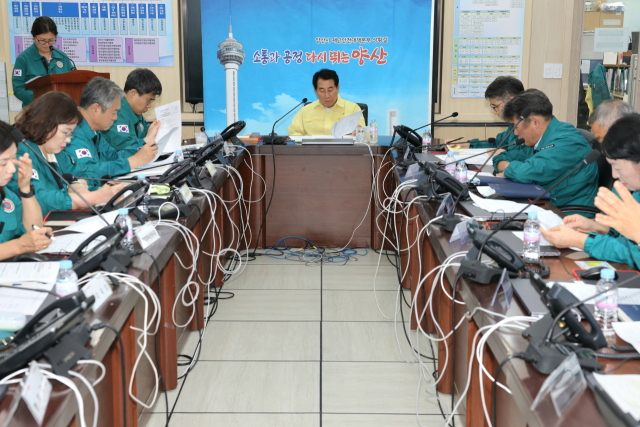 양산시는 지난 27일 국가정보자원관리원의 행정정보시스템 화재가 발생하자, 관리자 공무원 40여 명이 참석한 가운데 긴급 대책회의를 열어 국가정보시스템 중단에 따른 분야별 문제점과 피해 상황을 신속하게 파악하고 대응 방안을 논의하고 있다. 양산시 제공