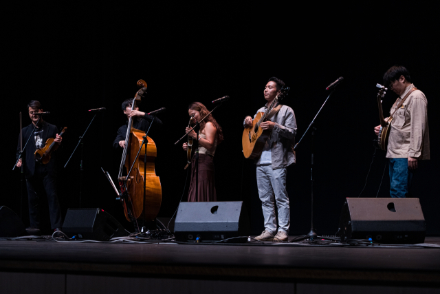컨트리음악 장르 중 하나인 블루그래스를 주로 하는 5인조 밴드 '컨트리공방' 쇼케이스 모습. 부산문화재단 제공