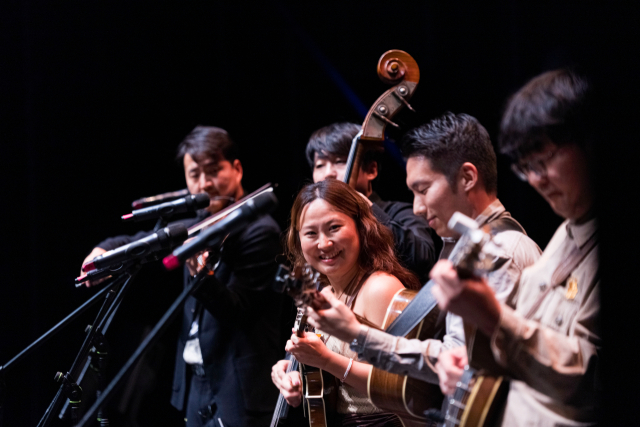 컨트리음악 장르 중 하나인 블루그래스를 주로 하는 5인조 밴드 '컨트리공방' 쇼케이스 모습. 부산문화재단 제공