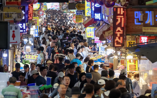 추석 연휴를 1주일 가량 앞둔 지난달 28일 부산 부산진구 부전시장을 찾은 시민들이 제수용품 등을 구입하고 있다. 김종진 기자 kjj1761@