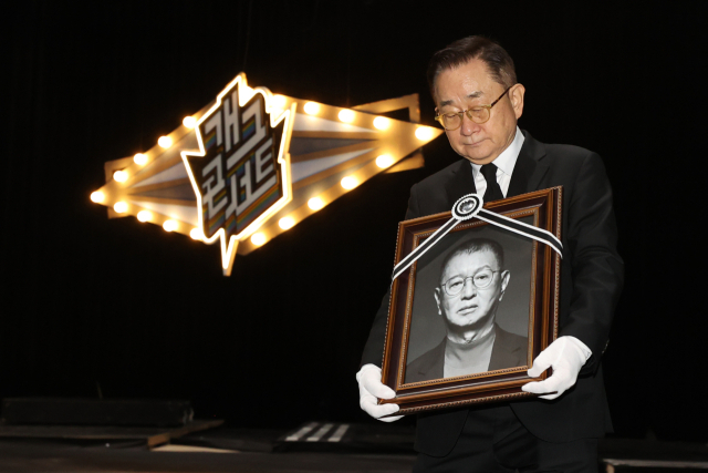 개그맨 이홍렬이 28일 서울 영등포구 여의도 KBS 신관 '개그콘서트' 녹화 스튜디오에서 엄수된 개그맨 전유성 노제에서 영정을 운구하고 있다. 연합뉴스