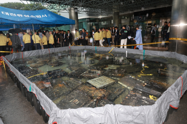 28일 대전 유성구 국가정보자원관리원 화재로 인해 불에 탄 리튬이온 배터리가 소화수조에 담겨 있다. 지난 26일 정부 전산시스템이 있는 국정자원에서 무정전·전원 장치(UPS)용 리튬이온배터리 화재가 발생해 정부 전산 서비스가 대규모로 마비된 바 있다. 연합뉴스