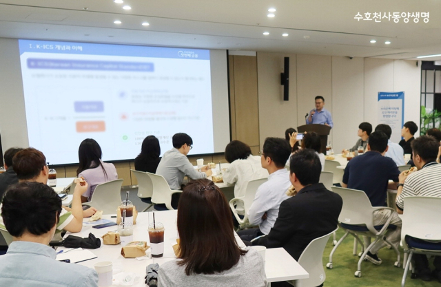 동양생명이 개최한 ‘브라운 백 미팅’에서 임직원들이 강연을 듣고 있다. 동양생명 제공