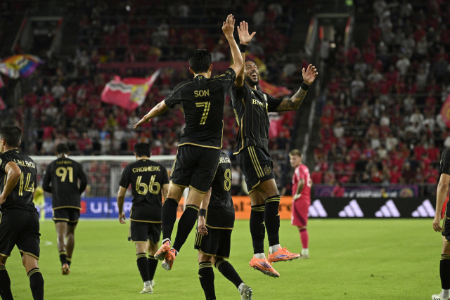 LAFC 손흥민이 28일(한국 시간) 에너자이저 파크에서 열린 세인트루이스 시티 SC와의 경기에서 전반전에 골을 넣은 후 데니스 부앙가와 함께 기뻐하고 있다. 이메인이미지·연합뉴스