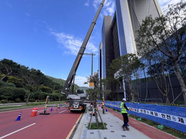 지난 24일 반얀트리 해운대 부산의 긴급 복구 작업이 진행되고 있다. 장병진 기자