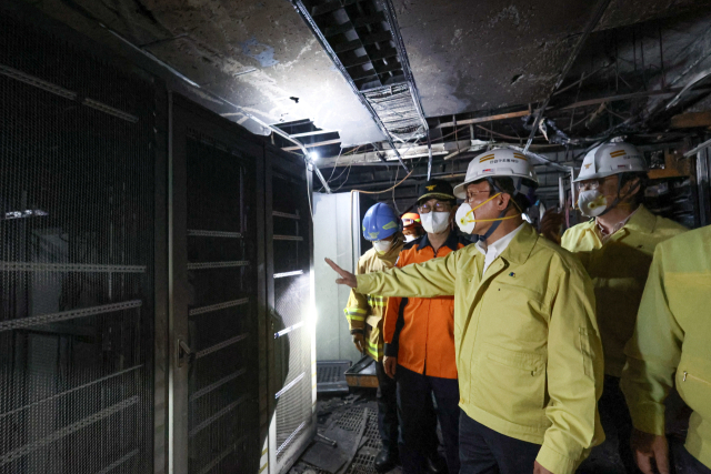 김민석 국무총리가 지난 27일 밤 대전 유성구 국가정보자원관리원 화재 현장을 살펴보고 있다. 연합뉴스