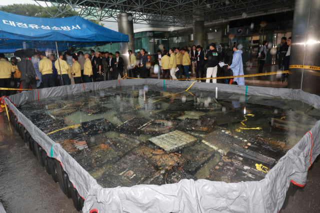 대전 국가정보자원관리원 화재로 인해 불에 탄 리튬이온 배터리가 28일 국가정보자원관리원 입구에 설치된 소화수조에 담겨 있다. 연합뉴스